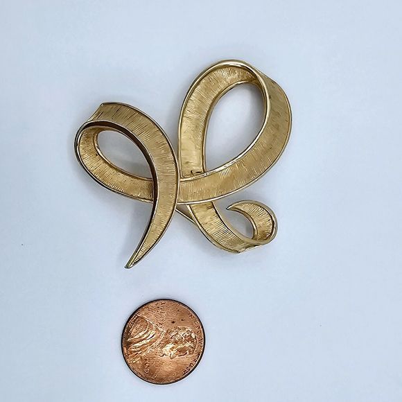 Crown Trifari Ribbon Brooch Vtg Swirl Loop Textured Gold Tone Estate Jewelry Pin - Picture 8 of 9